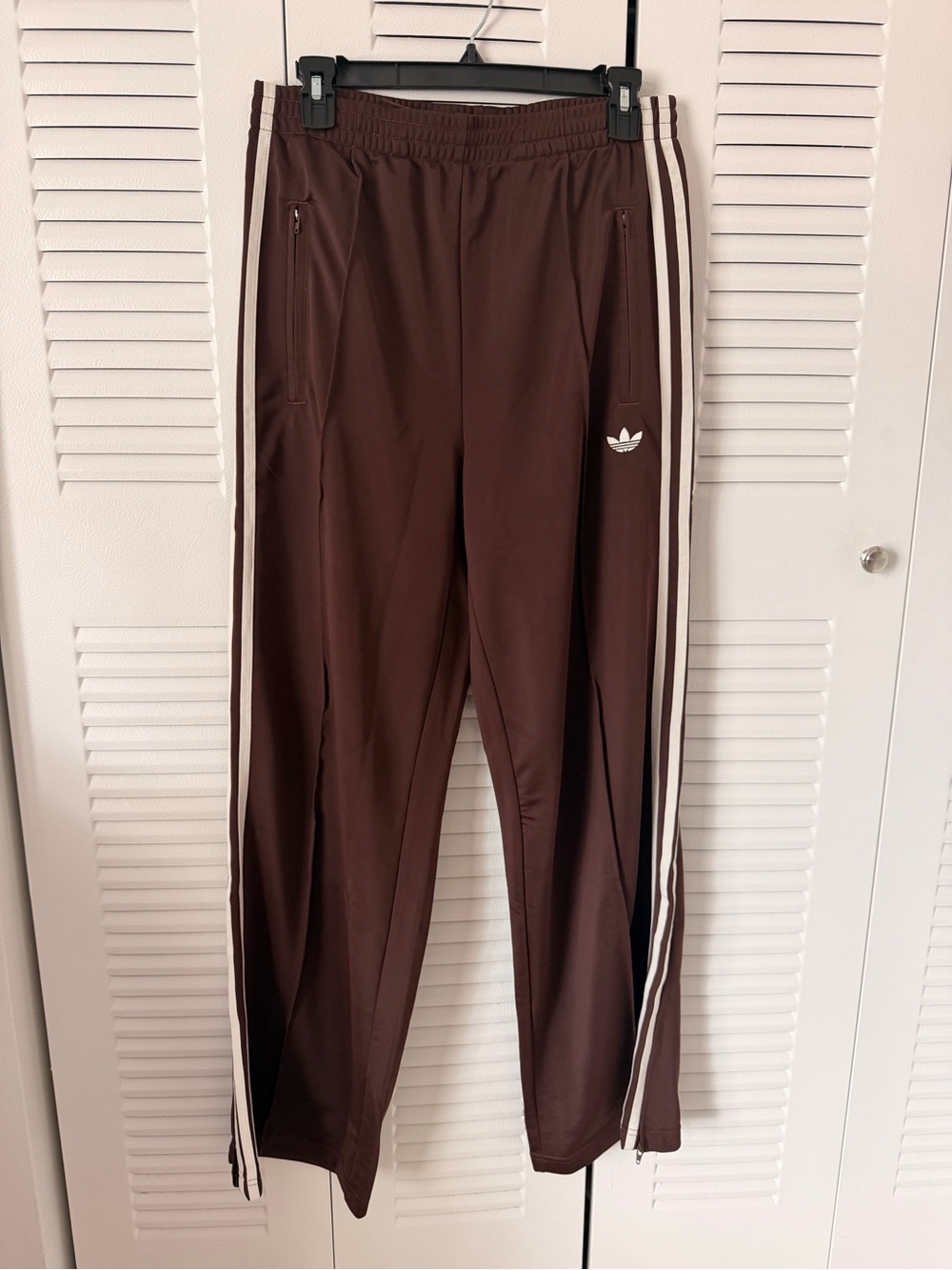 NWOT ADIDAS Women’s Originals Firebird Loose track pants in brown/white - Picture 5 of 10